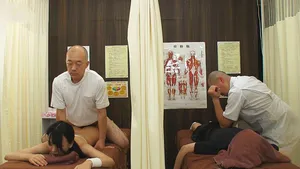 Dẫn gấu đi mát-xa rồi bị xoạc cạnh bên mà không hề hay biết