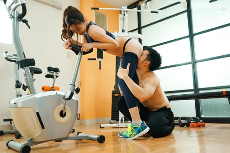 Xin chồng yêu đi tập gym, vợ yêu địt nhau với anh pt