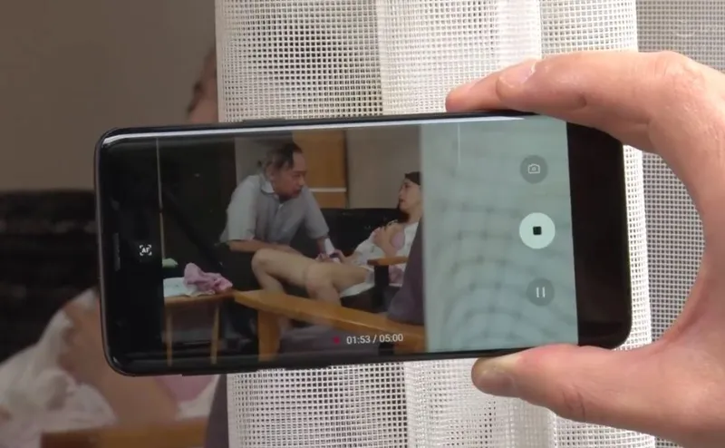 Vợ của con trai gian díu với bố Ông xã bị gã cấp trên khu phố phát hiện