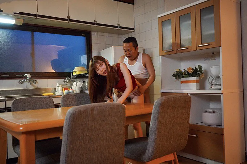 Con gái bị gã chồng mới của má xoạc mỗi ngày, cho dù đã có người yêu