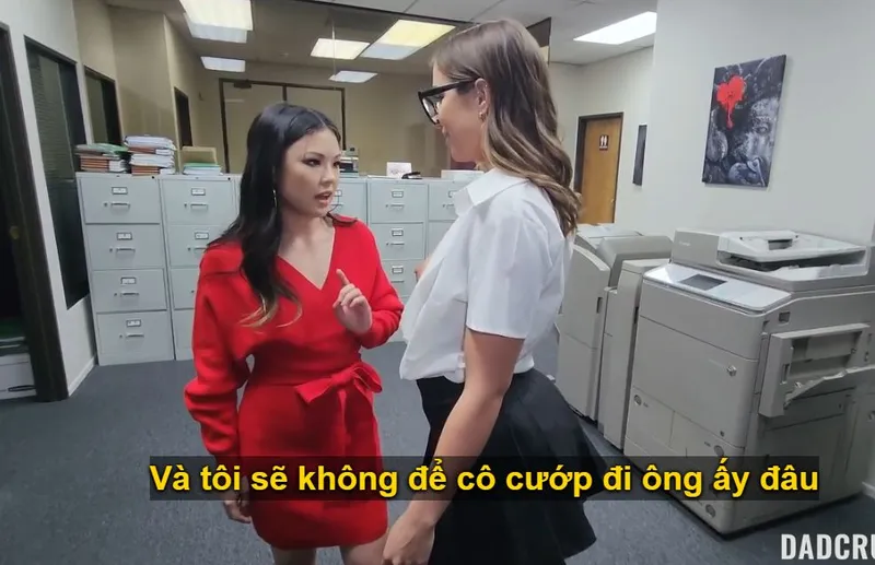 Bố dượng may mắn xoạc cùng lúc em gái nhỏ và em trợ lý riêng