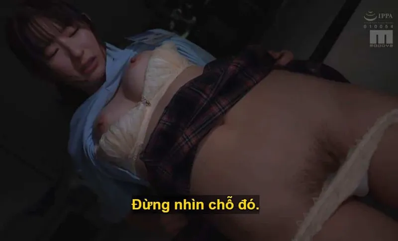 Ông chủ lập mưu đụ em nhân viên kiêu căng lười nhác, suốt ngày chỉ chăm chăm chat chit với trai.
